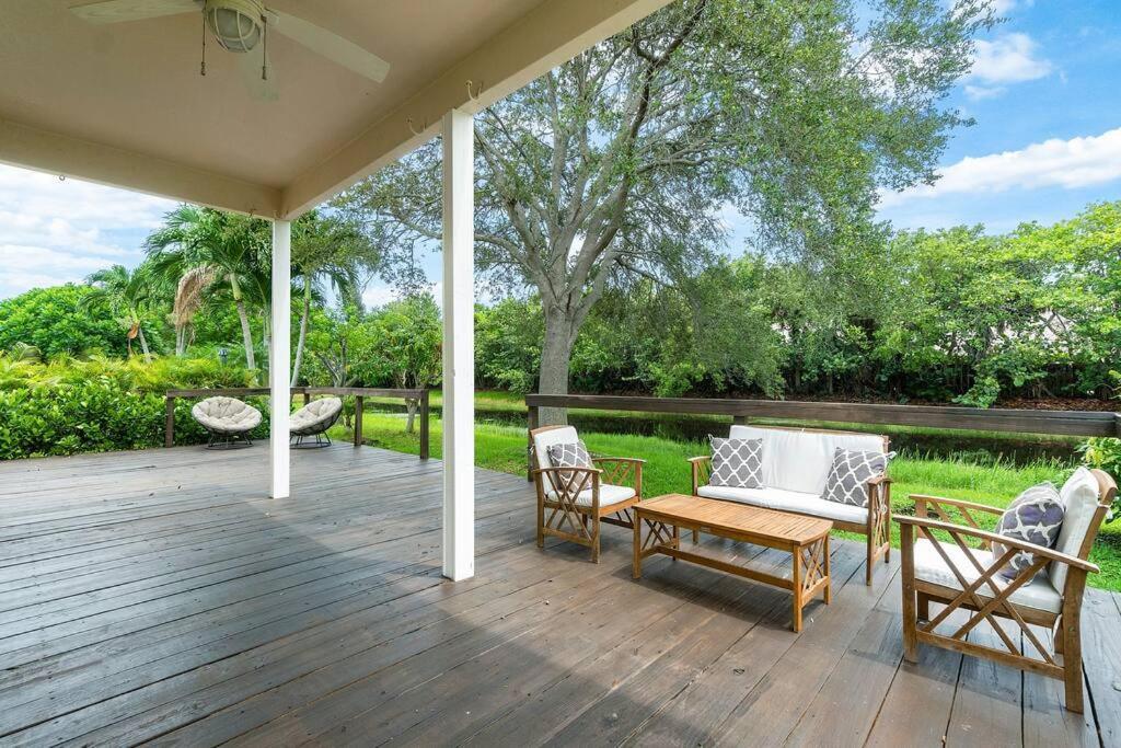 Jupiter'S Beacon Villa ภายนอก รูปภาพ